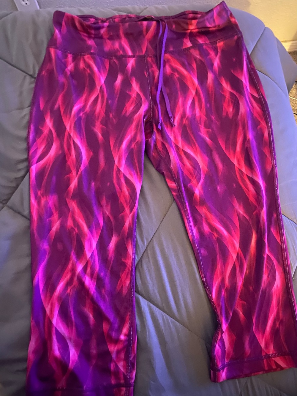 Danskin Pink Fuchsia Wave Capri Leggings